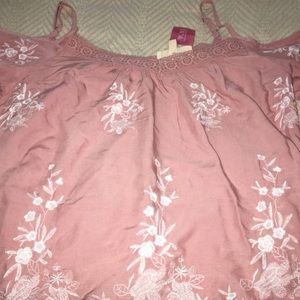 Cute off shoulder, cold shoulder Agaci shirt!